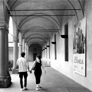 Potrebbe essere un'immagine in bianco e nero raffigurante 2 persone, l'Arno e strada